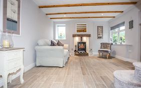 Snowdrop Cottage Nr Alton Towers & Peak District, Sleeps 4+2